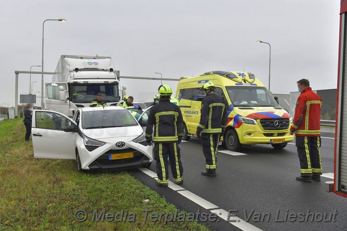 Mediaterplaatse vrachtwagen klapt op auto schiphol rijk 26112020 Image00004