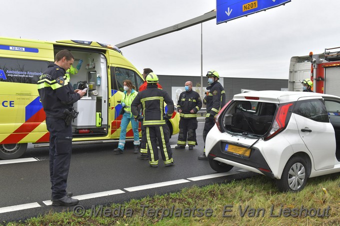 Mediaterplaatse vrachtwagen klapt op auto schiphol rijk 26112020 Image00005