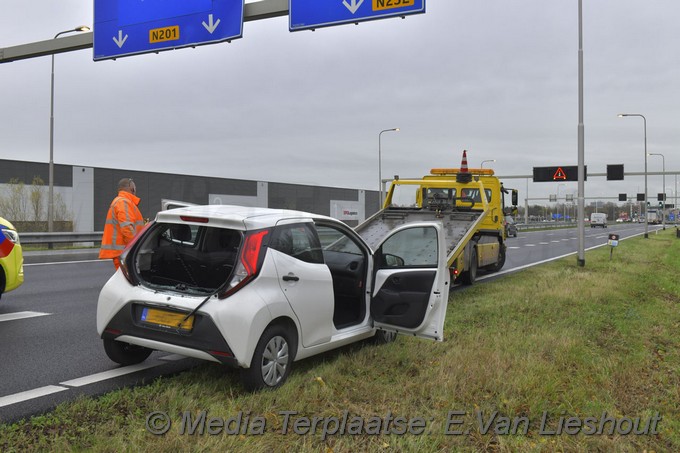 Mediaterplaatse vrachtwagen klapt op auto schiphol rijk 26112020 Image00006