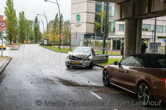 Mediaterplaatse automobilist klapt op pilaar hdp 0001Image00001