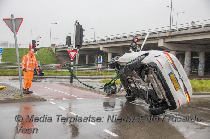 Mediaterplaatse Auto op kop rozenburg 03102020 0001Image00010