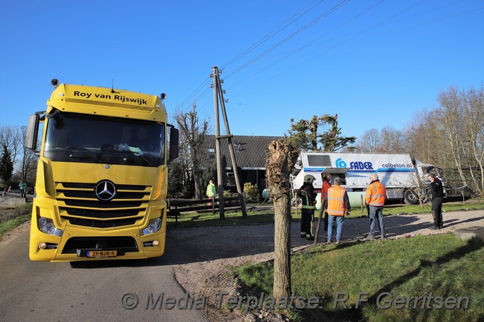 Mediaterplaatse vrachtwagen zakt door weg 01042020 Image00005