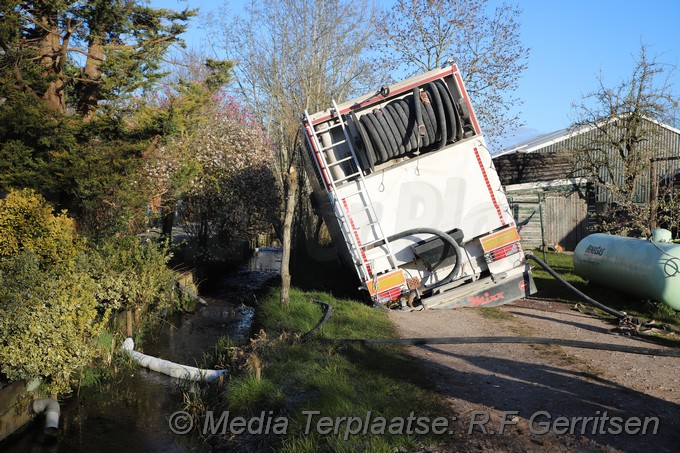 Mediaterplaatse vrachtwagen zakt door weg 01042020 Image00006