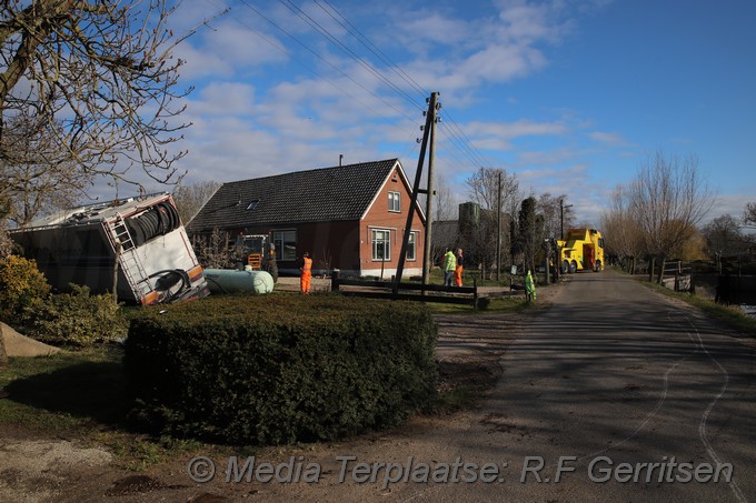 Mediaterplaatse vrachtwagen zakt door weg 01042020 Image00012