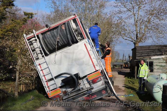 Mediaterplaatse vrachtwagen zakt door weg 01042020 Image00013