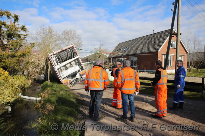 Mediaterplaatse vrachtwagen zakt door weg 01042020 Image00015