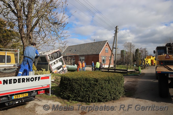 Mediaterplaatse vrachtwagen zakt door weg 01042020 Image00017