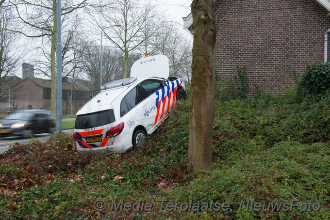 Mediaterplaatse politie auto in boom hdp 02012019 Image00004