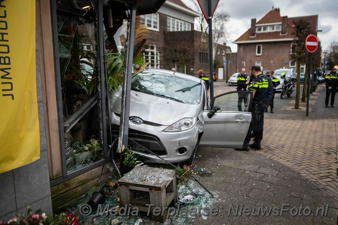 Mediaterplaatse auto rijd bloemen winkel in heemstede 09042021 Image00002