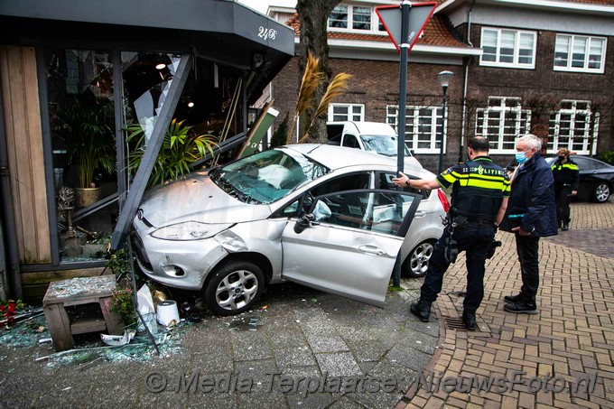 Mediaterplaatse auto rijd bloemen winkel in heemstede 09042021 Image00003