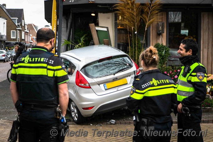 Mediaterplaatse auto rijd bloemen winkel in heemstede 09042021 Image00004