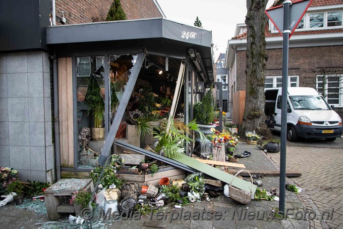 Mediaterplaatse auto rijd bloemen winkel in heemstede 09042021 Image00009