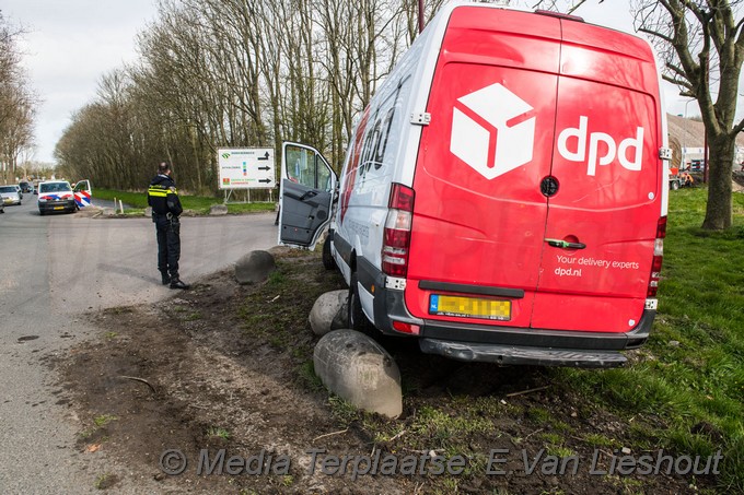 Mediaterplaatse Bestelbus klapt op bigrug vijfhuizen 09042021 Image00003