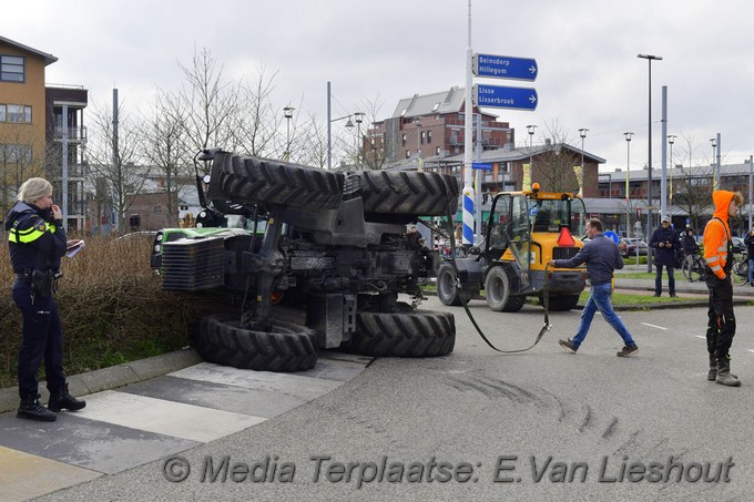 Mediaterplaatse tractor op zijn kant nvp 09042021 Image00002