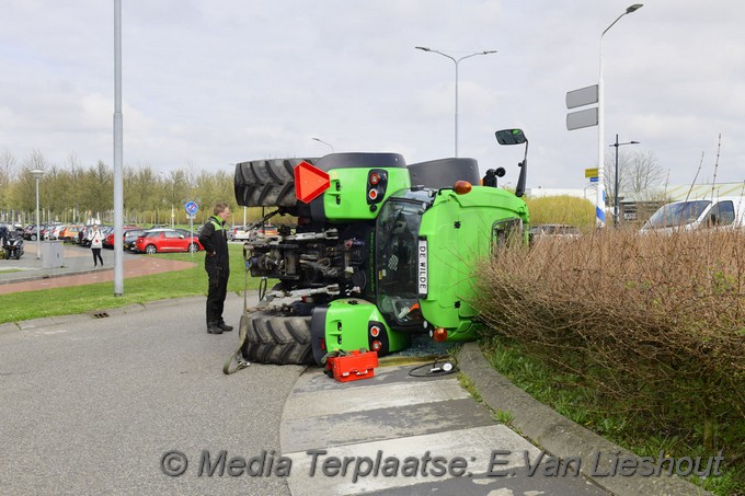 Mediaterplaatse tractor op zijn kant nvp 09042021 Image00004