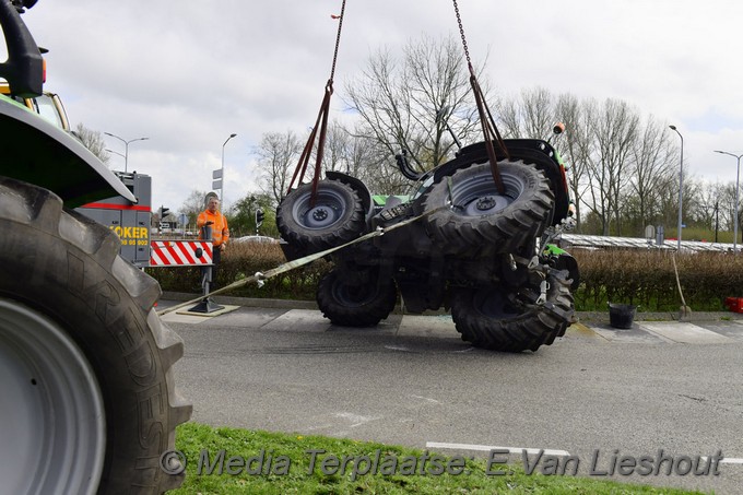 Mediaterplaatse tractor op zijn kant nvp 09042021 Image00011