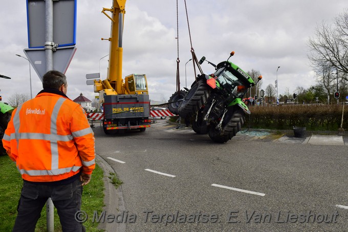 Mediaterplaatse tractor op zijn kant nvp 09042021 Image00012