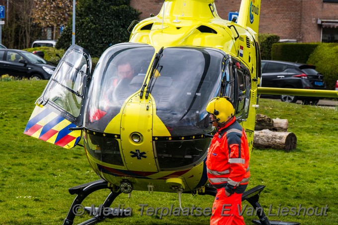 Mediaterplaatse traumahelikopter trekt mensen Rijsenhout 11042021 Image00006