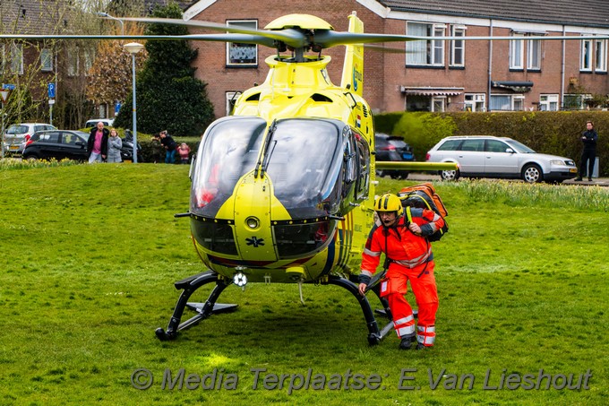 Mediaterplaatse traumahelikopter trekt mensen Rijsenhout 11042021 Image00009