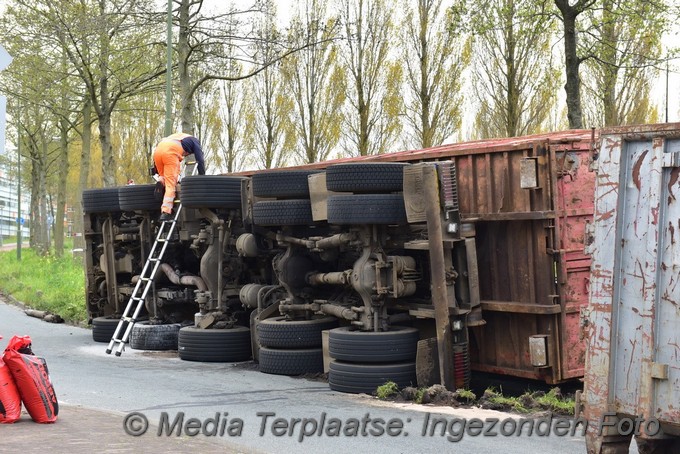 Mediaterplaatse vrachtwagen op zijn kant rijswijk 28042021 Image00001