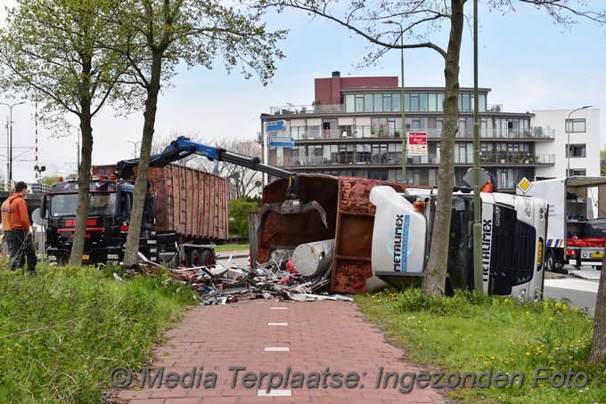 Mediaterplaatse vrachtwagen op zijn kant rijswijk 28042021 Image00002