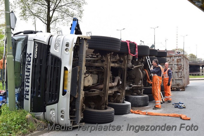 Mediaterplaatse vrachtwagen op zijn kant rijswijk 28042021 Image00004