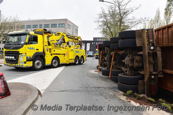 Mediaterplaatse vrachtwagen op zijn kant rijswijk 28042021 Image00007