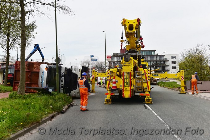 Mediaterplaatse vrachtwagen op zijn kant rijswijk 28042021 Image00013