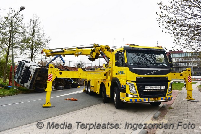 Mediaterplaatse vrachtwagen op zijn kant rijswijk 28042021 Image00017