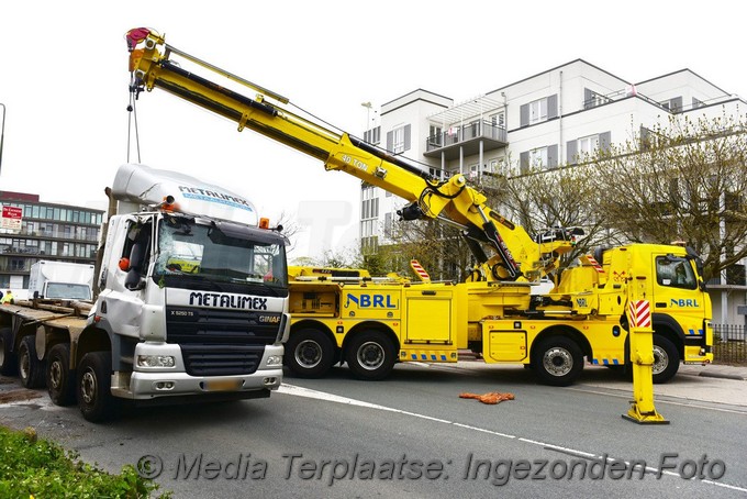 Mediaterplaatse vrachtwagen op zijn kant rijswijk 28042021 Image00023