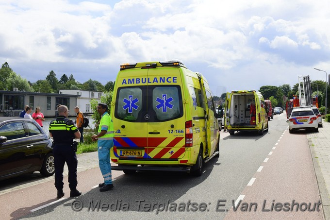 Mediaterplaatse omstanders reden twee oudere uit de ringvaart in badhoevedorp 06082021 Image00003