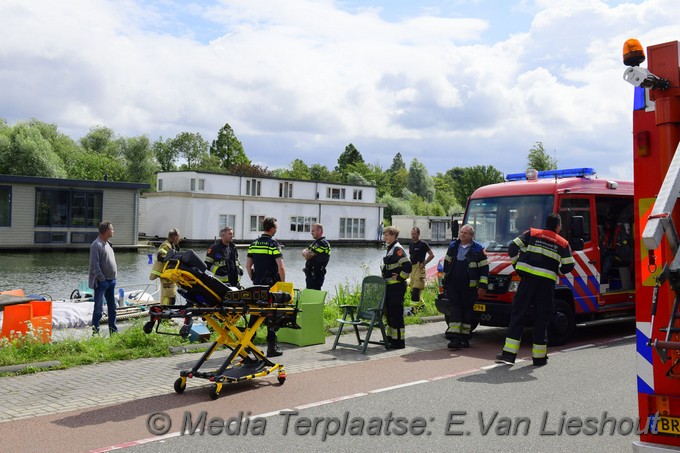 Mediaterplaatse omstanders reden twee oudere uit de ringvaart in badhoevedorp 06082021 Image00004