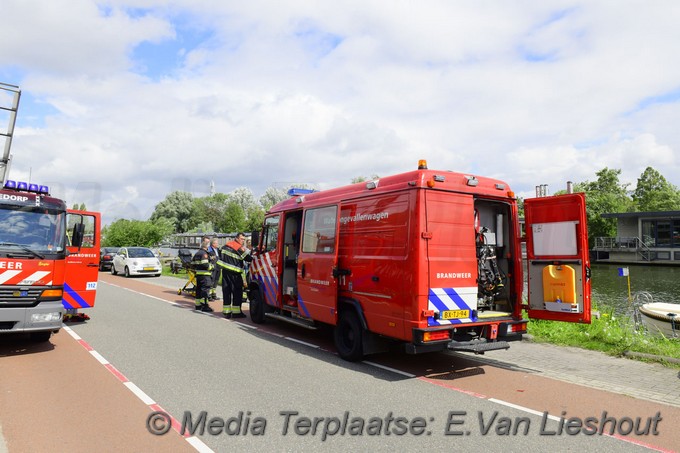 Mediaterplaatse omstanders reden twee oudere uit de ringvaart in badhoevedorp 06082021 Image00005