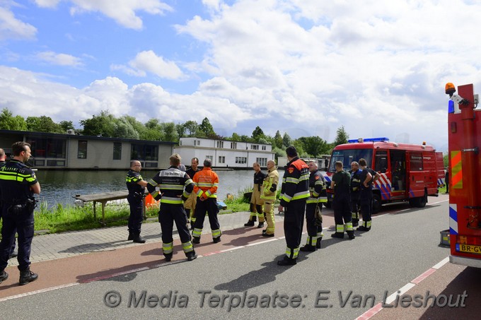 Mediaterplaatse omstanders reden twee oudere uit de ringvaart in badhoevedorp 06082021 Image00006