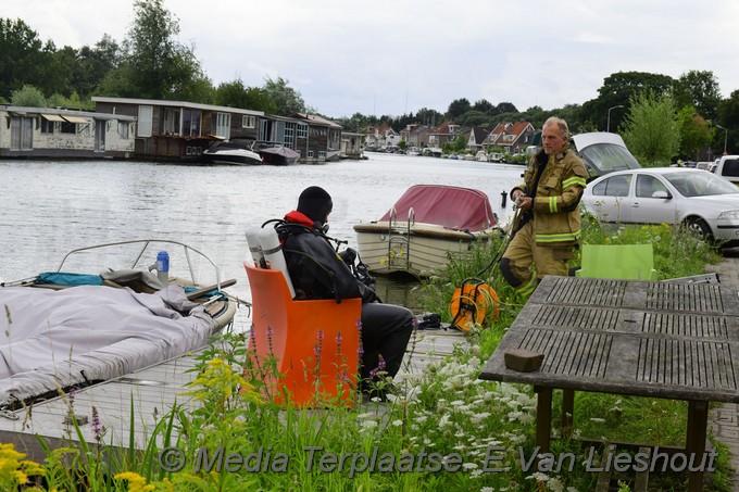 Mediaterplaatse omstanders reden twee oudere uit de ringvaart in badhoevedorp 06082021 Image00008