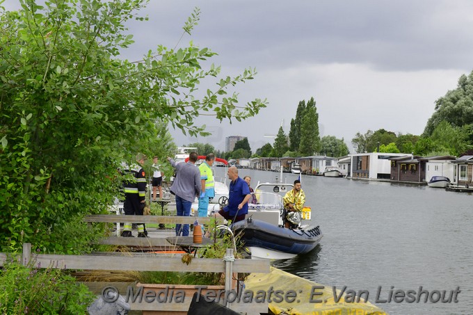 Mediaterplaatse omstanders reden twee oudere uit de ringvaart in badhoevedorp 06082021 Image00009