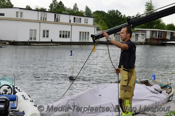 Mediaterplaatse omstanders reden twee oudere uit de ringvaart in badhoevedorp 06082021 Image00010