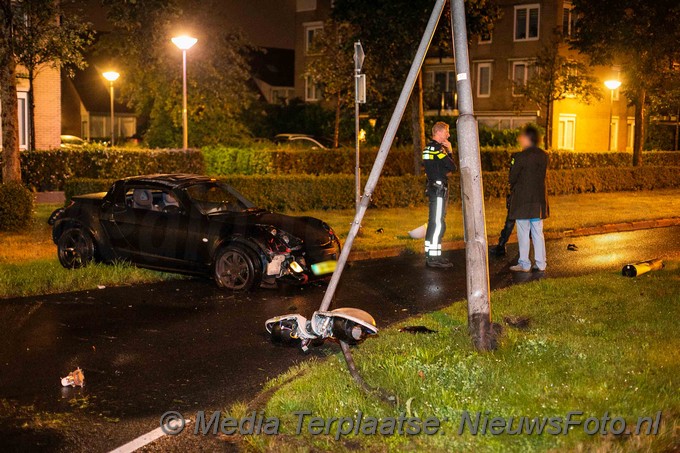 Mediaterplaatse auto op kop bestuurder dronken Velserbroek 22082021 Image00001