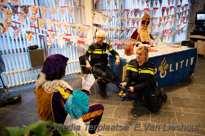 Mediaterplaatse sint op bezoek bij politie hdp 02122021 Image00005