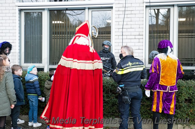 Mediaterplaatse sint op bezoek bij politie hdp 02122021 Image00011