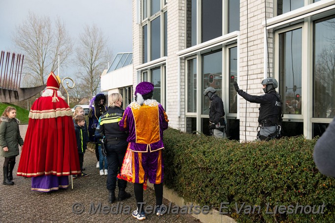 Mediaterplaatse sint op bezoek bij politie hdp 02122021 Image00012