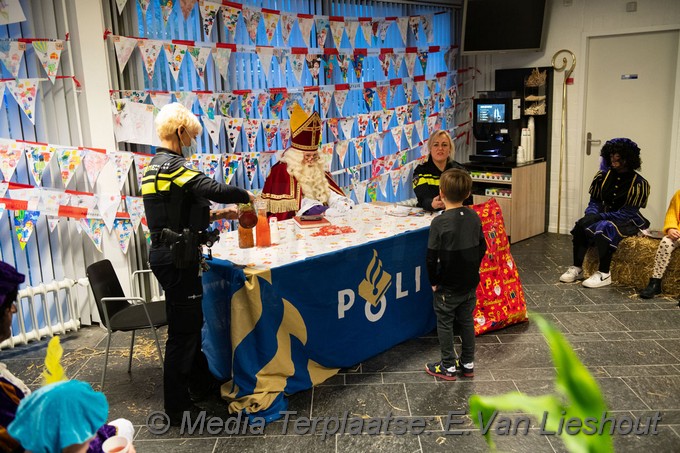 Mediaterplaatse sint op bezoek bij politie hdp 02122021 Image00013