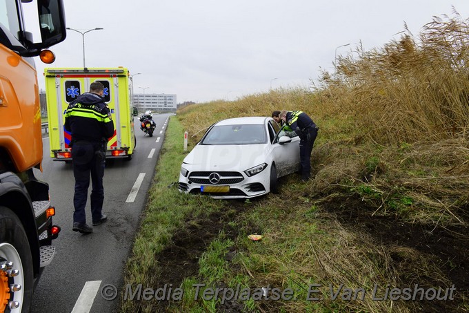 Mediaterplaatse auto ramt vangrail en vrachtwagen schiphol oost 10122021 Image00003