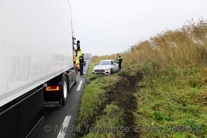 Mediaterplaatse auto ramt vangrail en vrachtwagen schiphol oost 10122021 Image00004