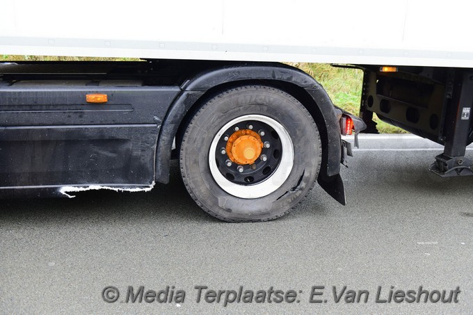 Mediaterplaatse auto ramt vangrail en vrachtwagen schiphol oost 10122021 Image00006