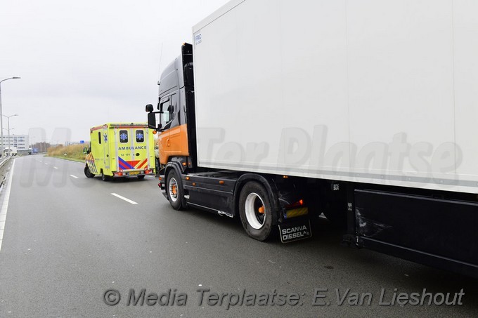 Mediaterplaatse auto ramt vangrail en vrachtwagen schiphol oost 10122021 Image00007