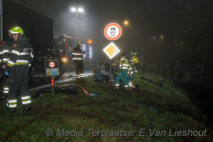 Mediaterplaatse maaltijdbezorger met auto op zijn kop in de sloot hdp 16122021 Image00001