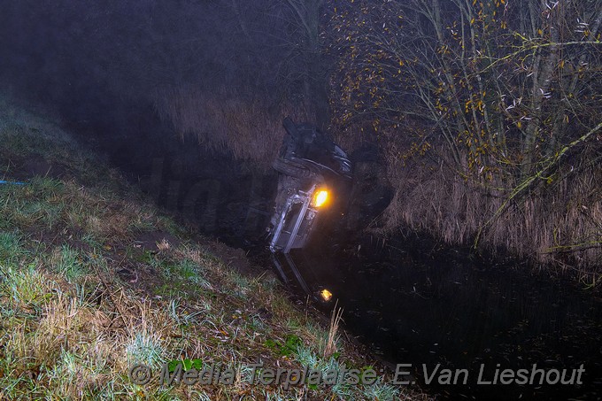 Mediaterplaatse maaltijdbezorger met auto op zijn kop in de sloot hdp 16122021 Image00002