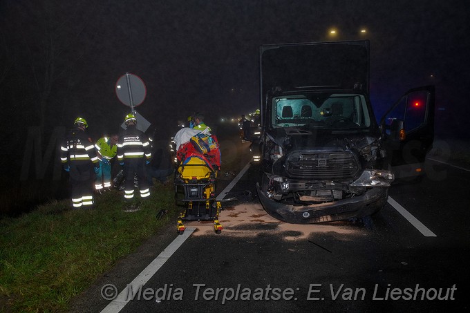 Mediaterplaatse maaltijdbezorger met auto op zijn kop in de sloot hdp 16122021 Image00007