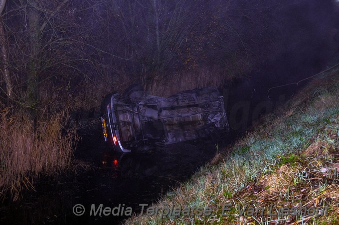 Mediaterplaatse maaltijdbezorger met auto op zijn kop in de sloot hdp 16122021 Image00008